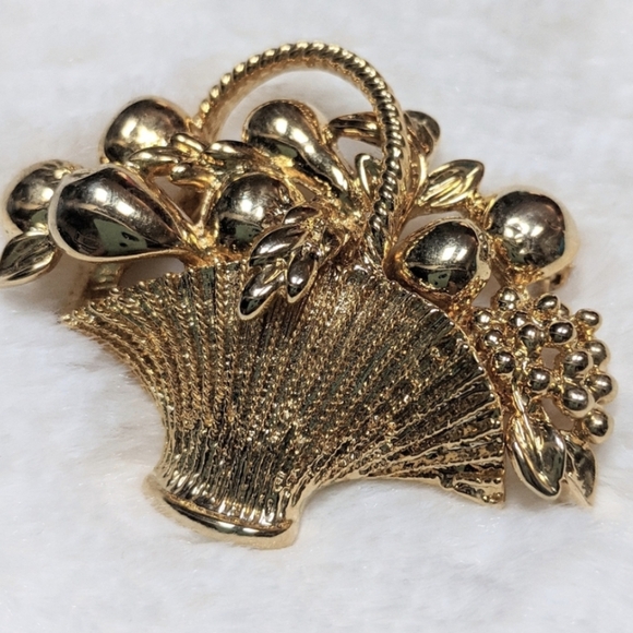 Jewelry - Vintage Basket Brooch